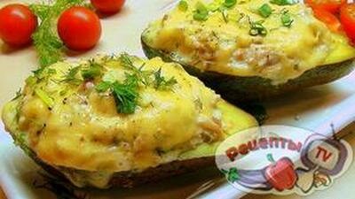 Лодочки авокадо, запеченные с курятиной Лодочки авокадо, запеченные с курятиной