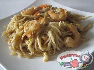       / egg noodles with shrimps and vegeta ...