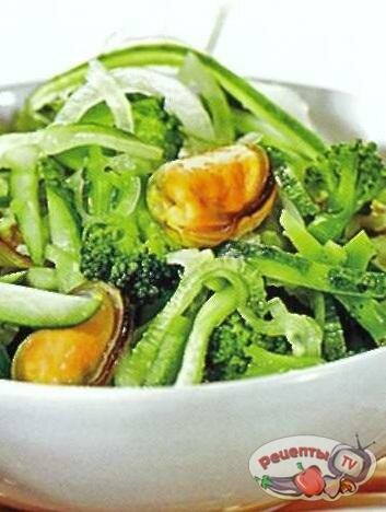 Зеленый салат с мидиями и орехами кешью