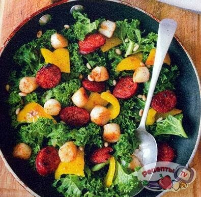 Теплый салат из колбасок с овощами