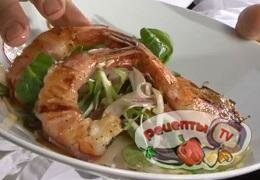 Салат «Святой Даниеле» с грушей и креветками в беконе - видео рецепт