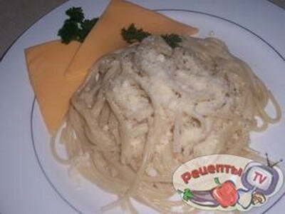 Спагетти в сливочном соусе и сыром пармезан